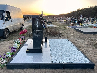 Горизонтальный памятник с крестом из карельского гранита купить в бресте