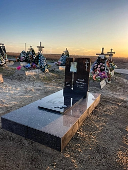 Комбинированный памятник из карельского гранита габбро-диабас и дымоского, установленного на плитку керамогранит 