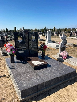 Комбинированный памятник на демблерных блоках с плиткой керамогранит